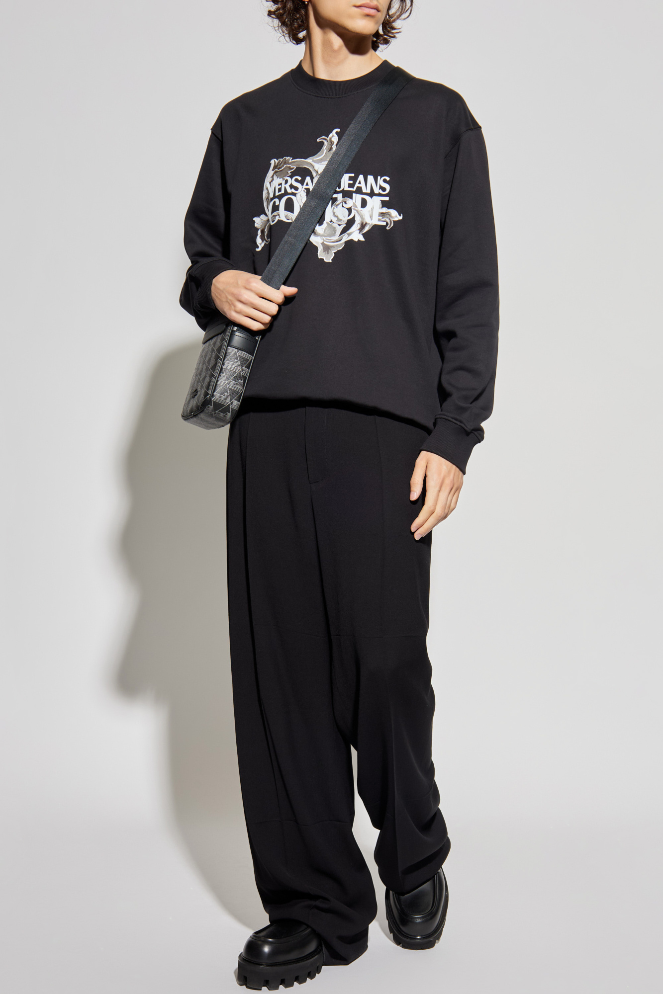 【関税/送料無料】VERSACE JEANS スウェット Black Sweatshirt with print Versace Jeans Couture - Vitkac AS
